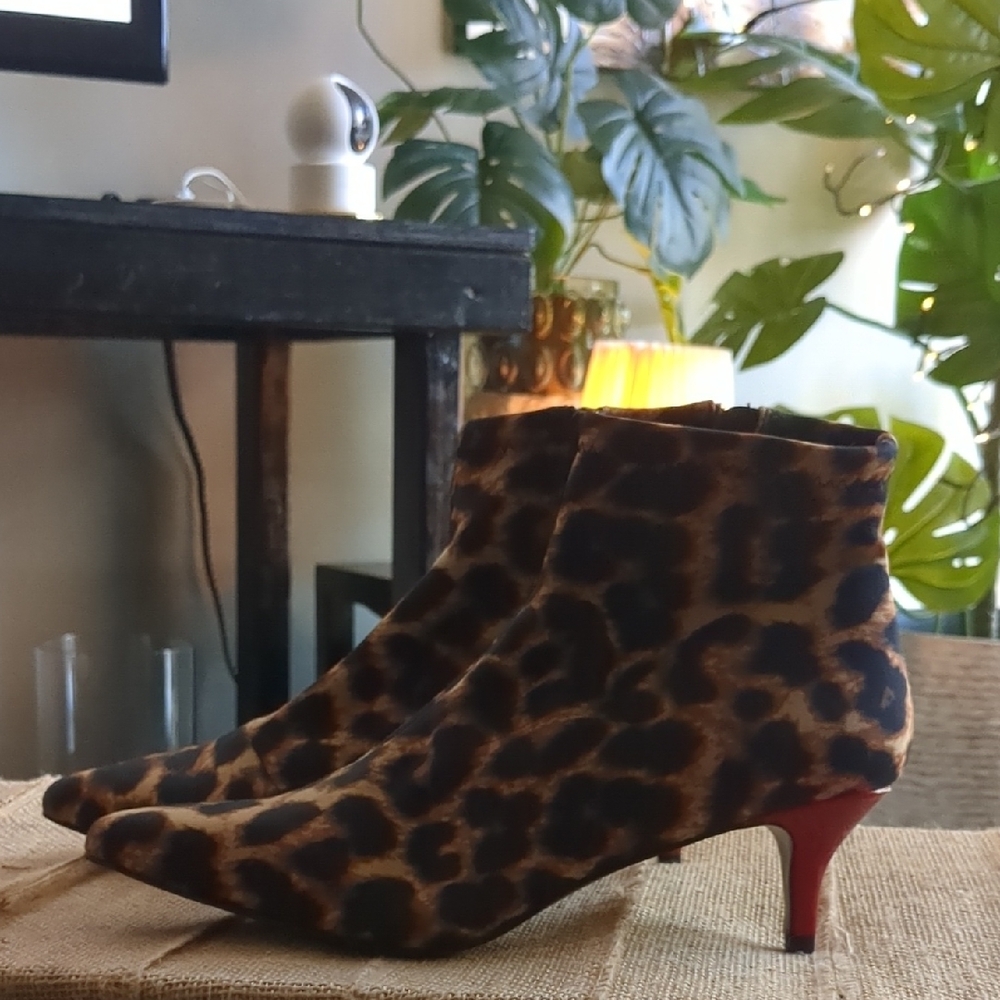 💋Crazy Work!! Betsey Johnson Leopard Ankle Boots with Red Kitten 👠 Heel.